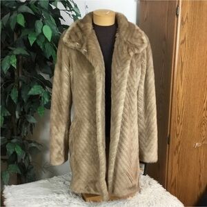 Ellen Tracy faux fur coat Woman’s size Small color is called la latte